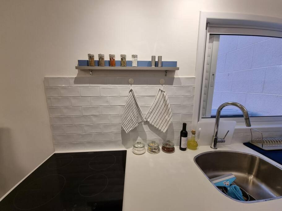 Beautiful 2-Bedroom Sea-View Apartment 네타니아 외부 사진