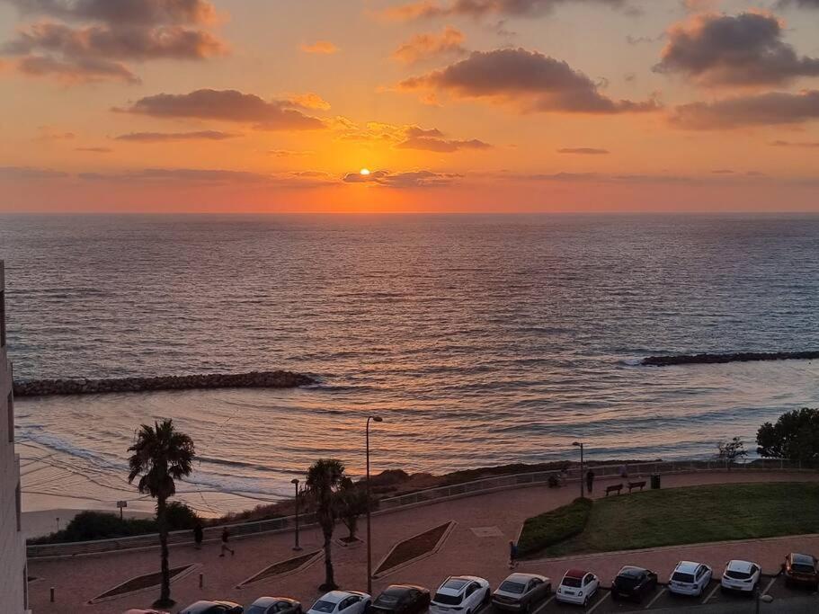 Beautiful 2-Bedroom Sea-View Apartment 네타니아 외부 사진